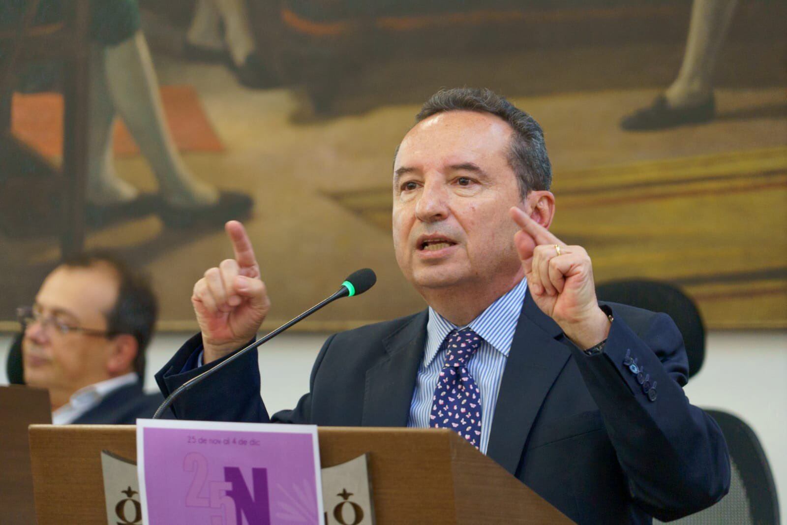 El secretario de Salud de Bogotá, Alejandro Gómez.