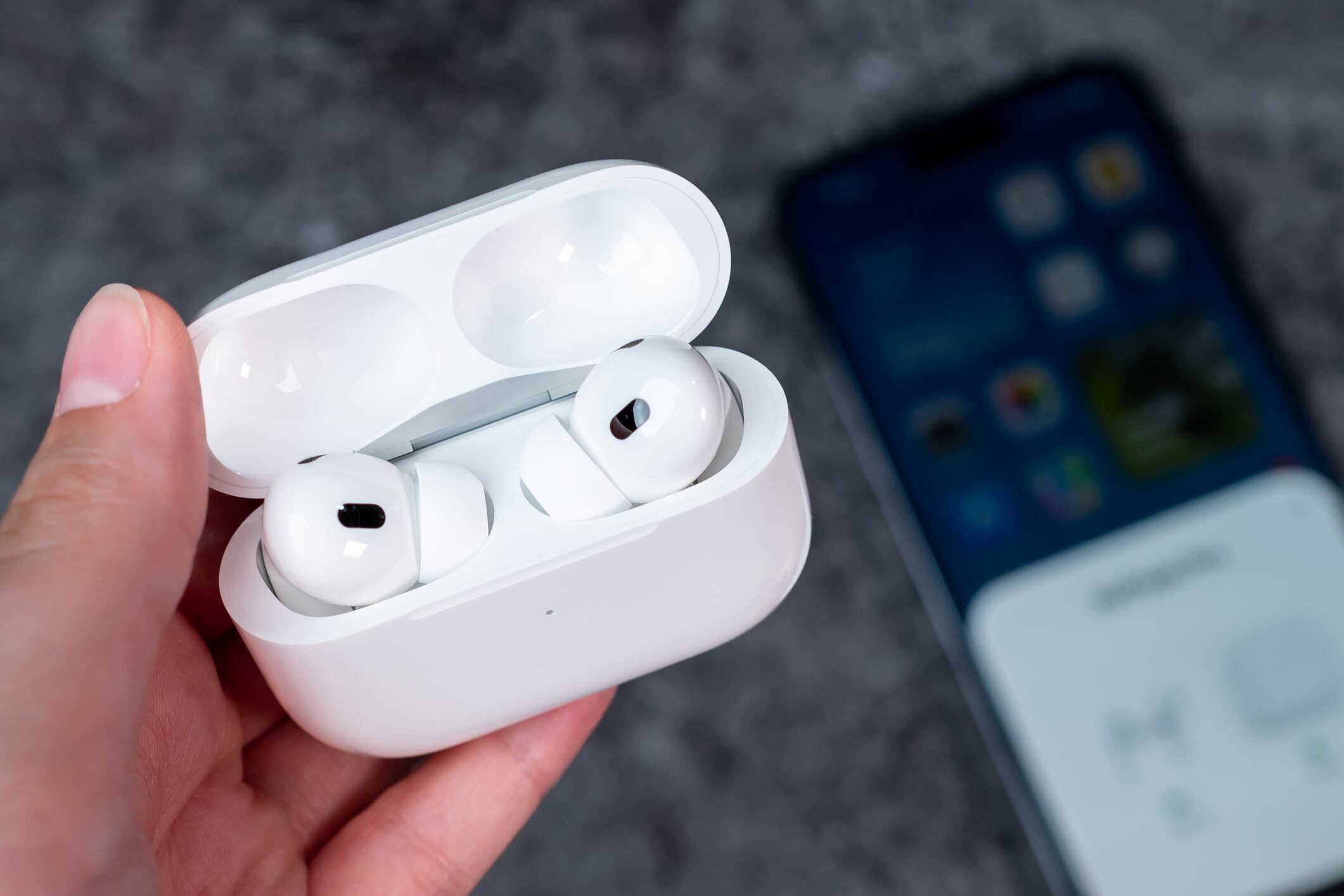 Con la aprobación de la FDA para utilizar los AirPods Pro como dispositivos auditivos, Apple da un paso audaz hacia la inclusión, potencialmente beneficiando a los 30 millones de estadounidenses que sufren algún grado de pérdida auditiva.