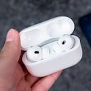 Los nuevos AirPods Pro de Apple, gracias a una reciente actualización de software, ofrecen la posibilidad de convertirse en auxiliares auditivos, brindando una alternativa accesible para millones de personas que padecen dificultades auditivas.