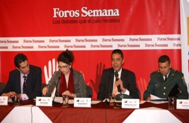 De izquierda a derecha; Pierre Onzaga, Movimiento de Unidad Nacional; Lina Zuluaga, Directora de Foros Semana; Oscar Morales, Fundación un millon de voces y Raimundo Malagón, Teniente liberado operación jaque.