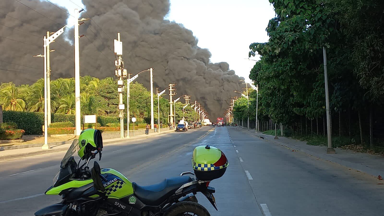 Cierre de la Vía 40 por incendio dentro de una empresa.