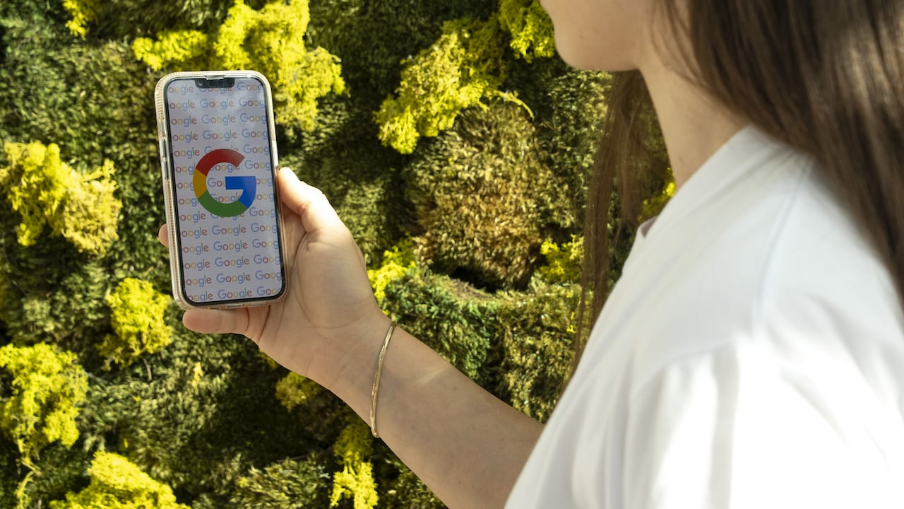 El motor de búsqueda de Google viene predeterminado en varios dispositivos por contratos de la compañía