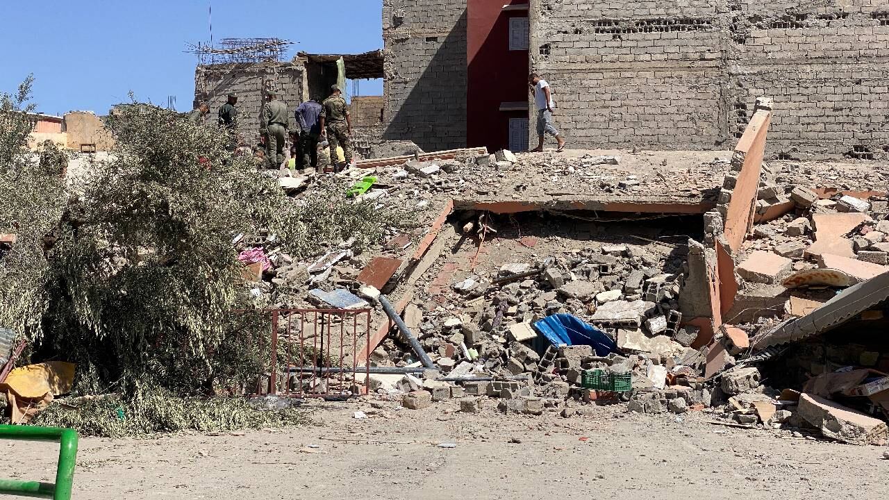Los rescatistas llevan a cabo una operación tras un potente terremoto, en Amizmiz, Marruecos.