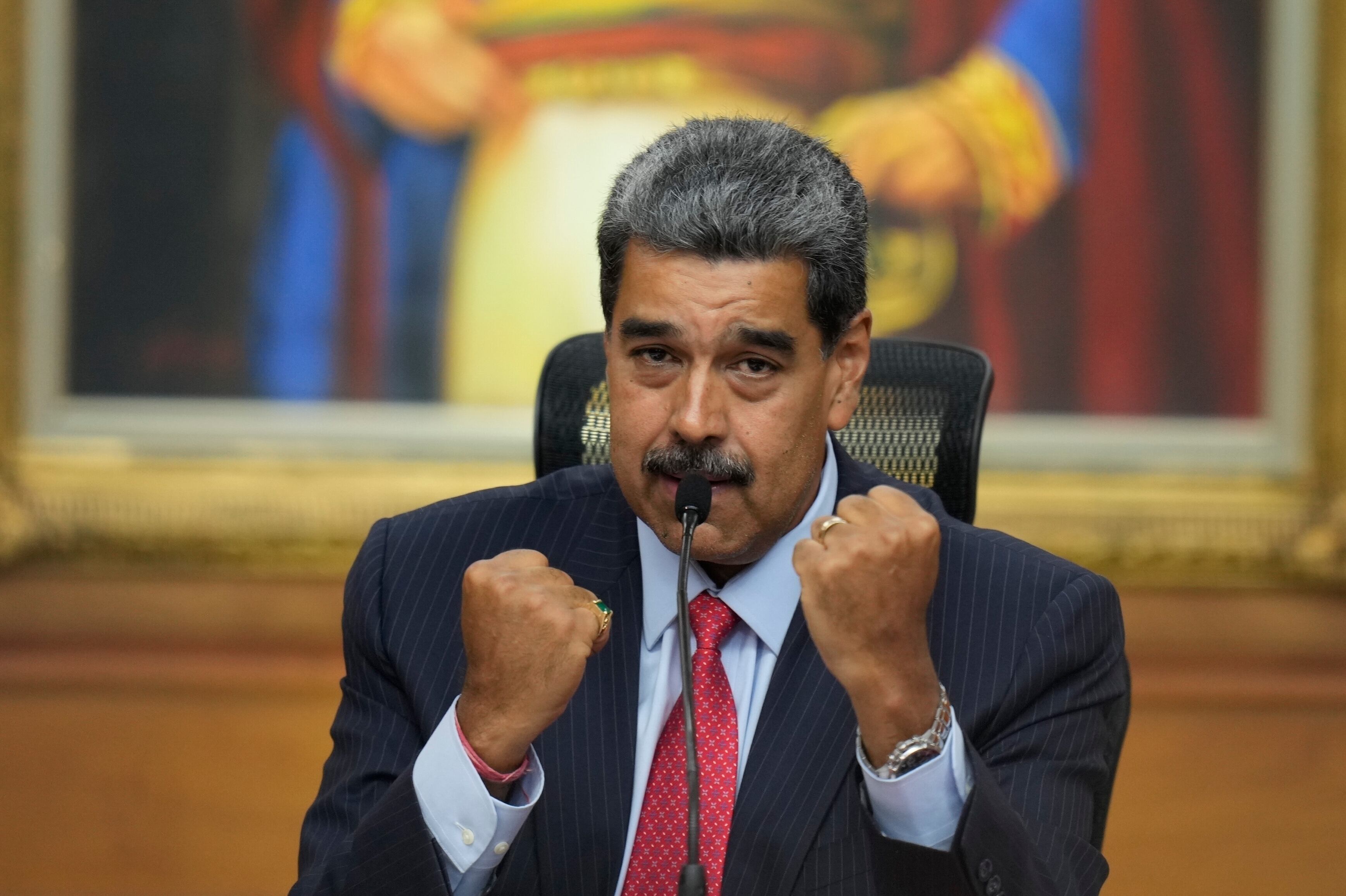 El presidente Nicolás Maduro hace gestos durante una conferencia de prensa en el palacio presidencial de Miraflores en Caracas, Venezuela, el miércoles 31 de julio de 2024. (AP foto/MatÍas Delacroix)