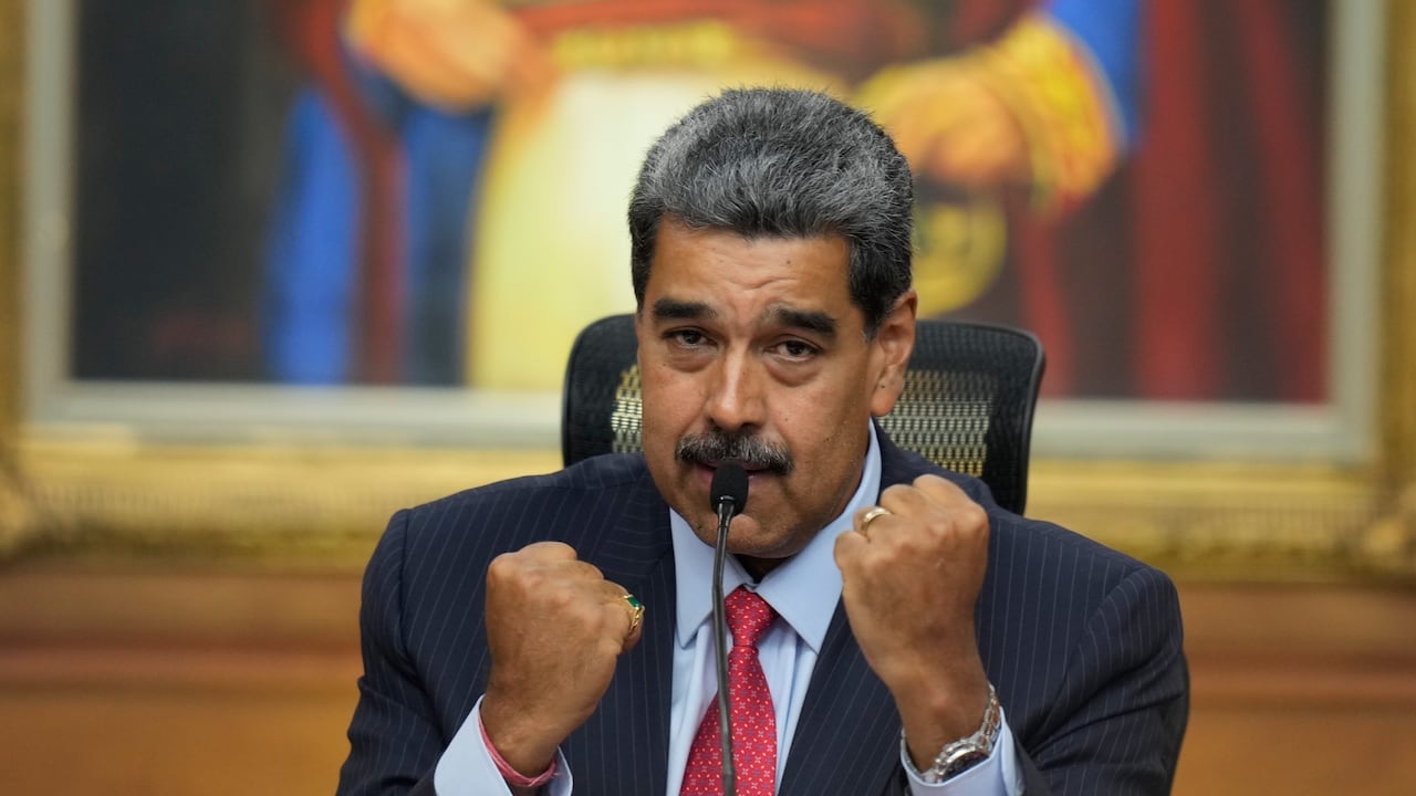 Nicolás Maduro hace gestos de pela durante una conferencia de prensa