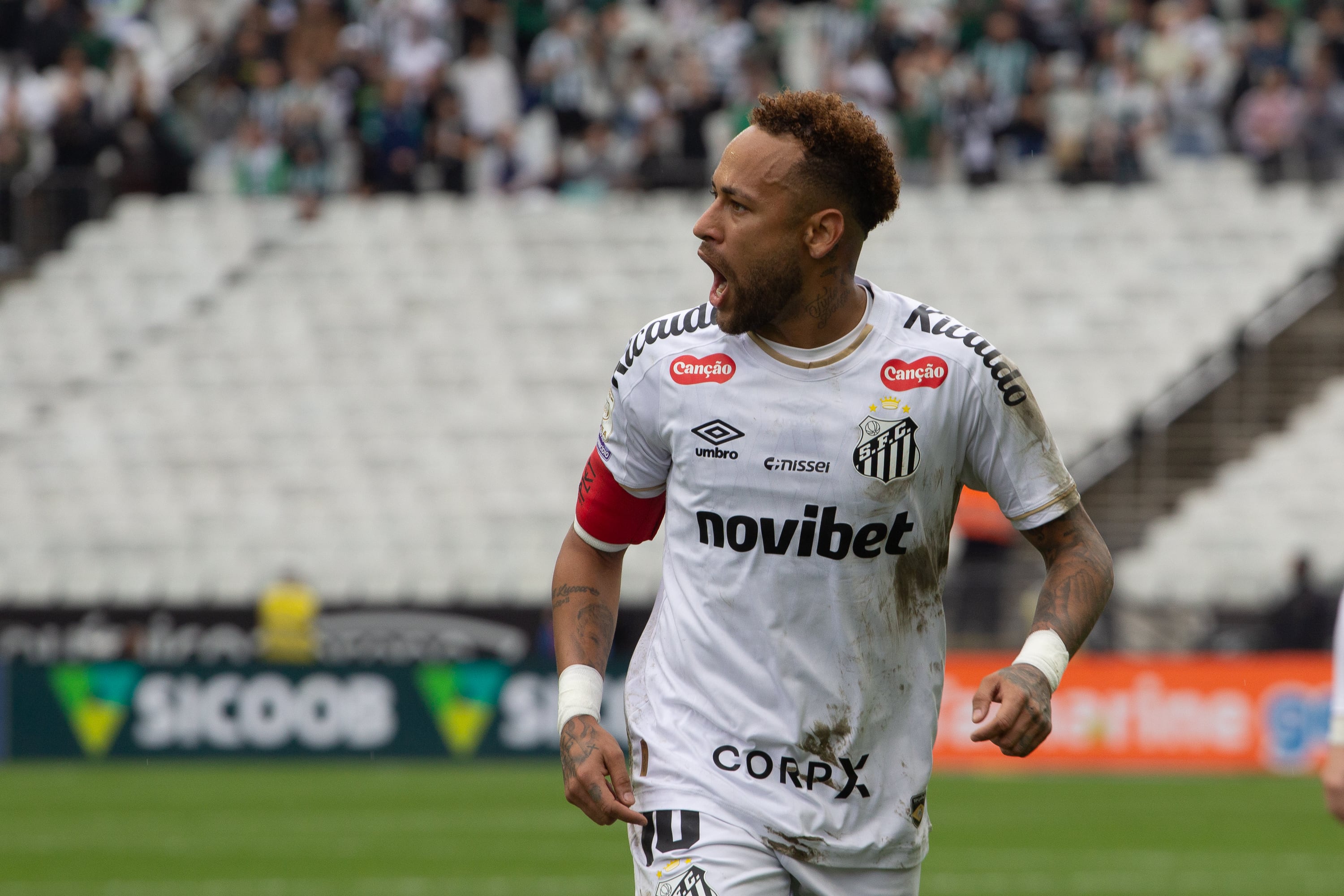 Neymar defendiendo los colores de su actual equipo, Santos FC.
