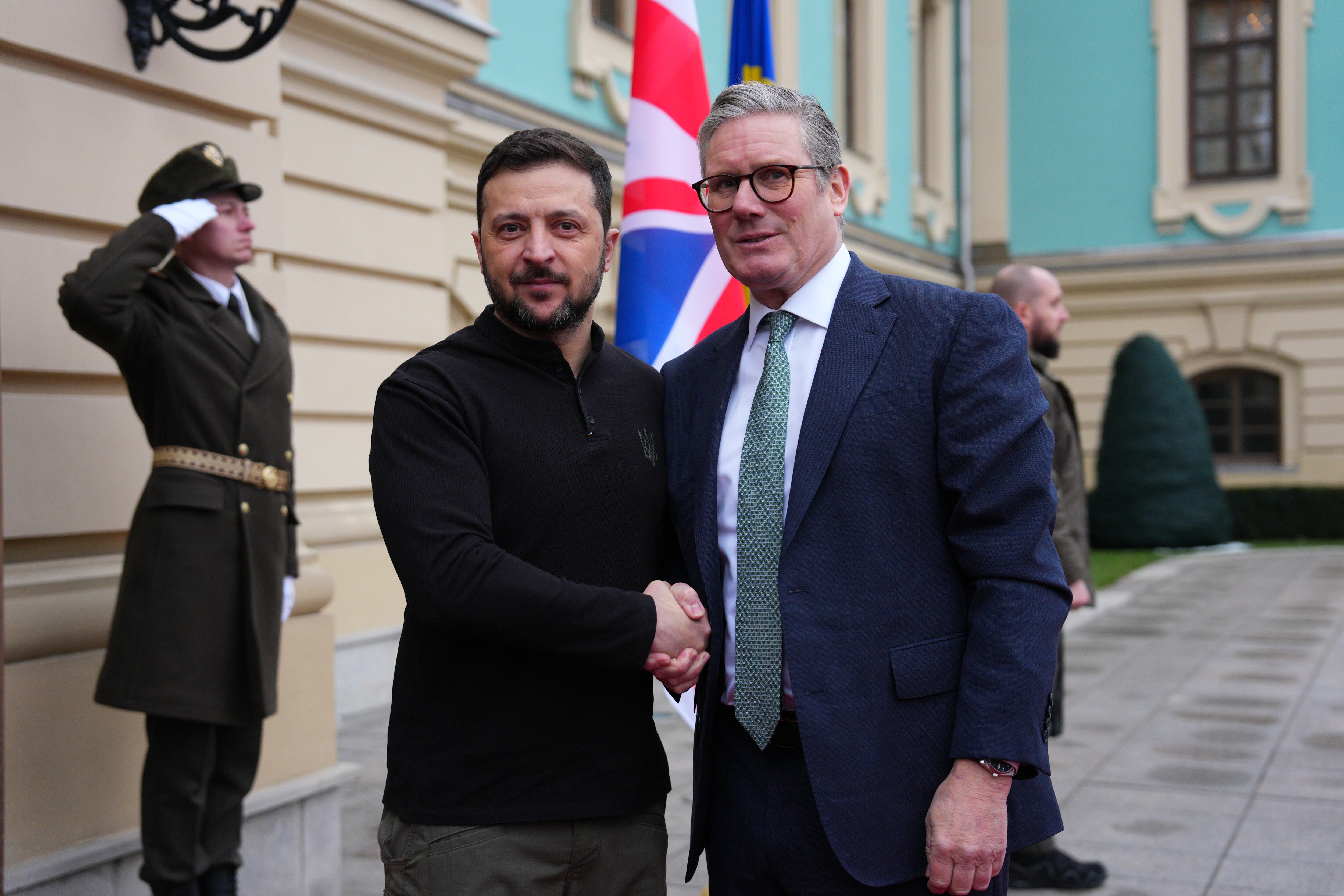 KIEV, UCRANIA - 16 DE ENERO: El primer ministro británico Keir Starmer (R) y el presidente ucraniano Volodymyr Zelensky posan antes de sus conversaciones bilaterales frente al Palacio Mariinskyi el 16 de enero de 2025 en Kiev, Ucrania. La visita del Primer Ministro británico a Ucrania se produce en un momento crucial para los aliados de Ucrania en el conflicto contra Rusia, antes de la toma de posesión del presidente electo Donald Trump el lunes. Trump había hecho promesas de campaña de poner fin a la guerra desde el primer día de su mandato, pero desde entonces ha retrocedido en su ambicioso cronograma.