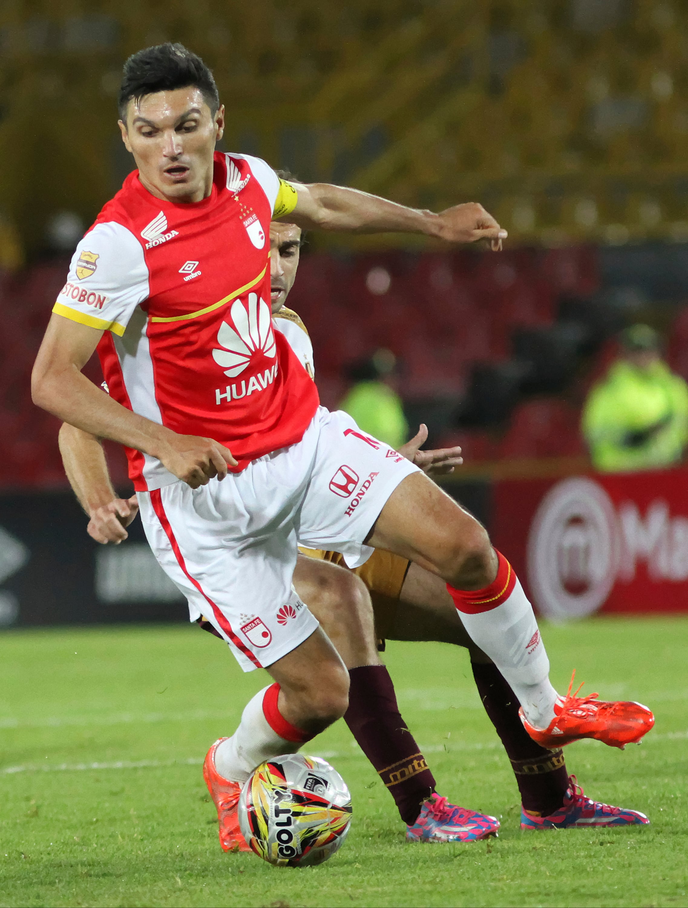 BOGOTA, COLOMBIA - MARCH 31:  Daniel Torres of Independiente Santa Fe in action during a match between Independiente Santa Fe and Tolima as part of 14th round of Liga Aguila I 2015 at Nemesio Camacho El Campin Stadium on March 31, 2015 in Bogota, Colombia. (Photo by Felipe Caicedo/Vizzor/LatinContent via Getty Images)