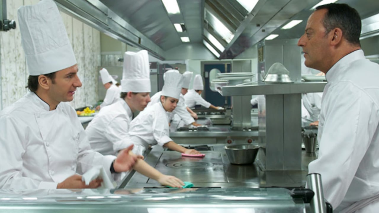 Un chef veterano (Reno) aprovecha el talento de un cocinero aficionado (Michaël Youn).