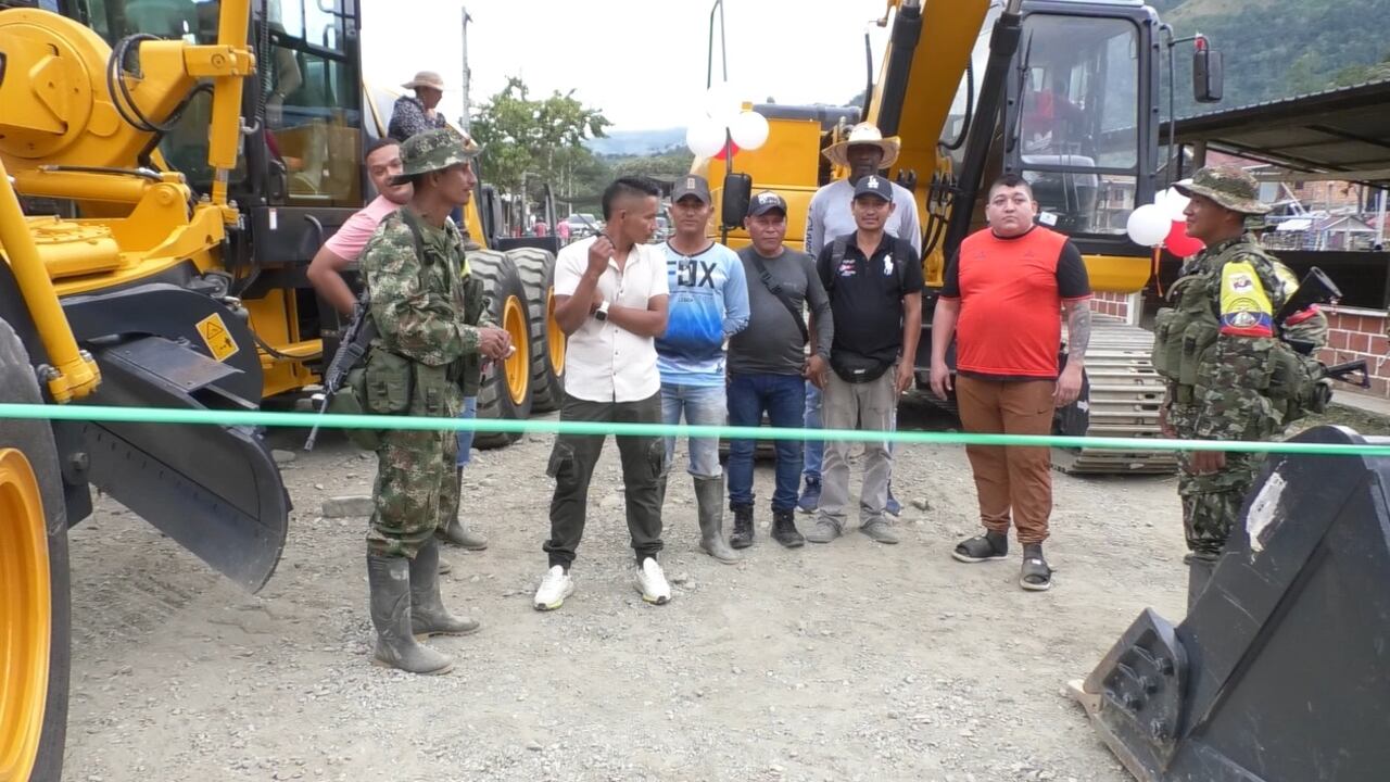 La entrega oficial de una moto niveladora y una retroexcavadora tipo oruga a los pobladores de la vereda Honduras se adelantó en la tarde de este sábado 7 de septiembre, en el acto participaron disidentes de las Farc.