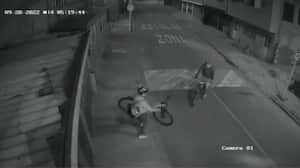 El hecho quedó registrado en un video en el que se puede ver la manera como se produjeron los hechos ocurridos en la madrugada en la madrigada del miércoles 29 de septiembre, en el sector de Techo, perteneciente a la localidad de Kennedy.