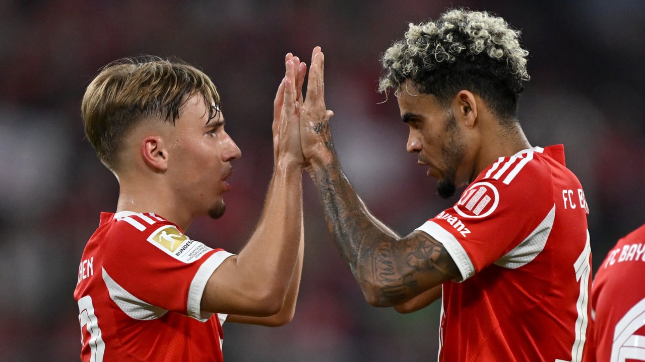 Lennart Karl (izq.) aprende de Luis Díaz (der.) en Bayern Múnich.