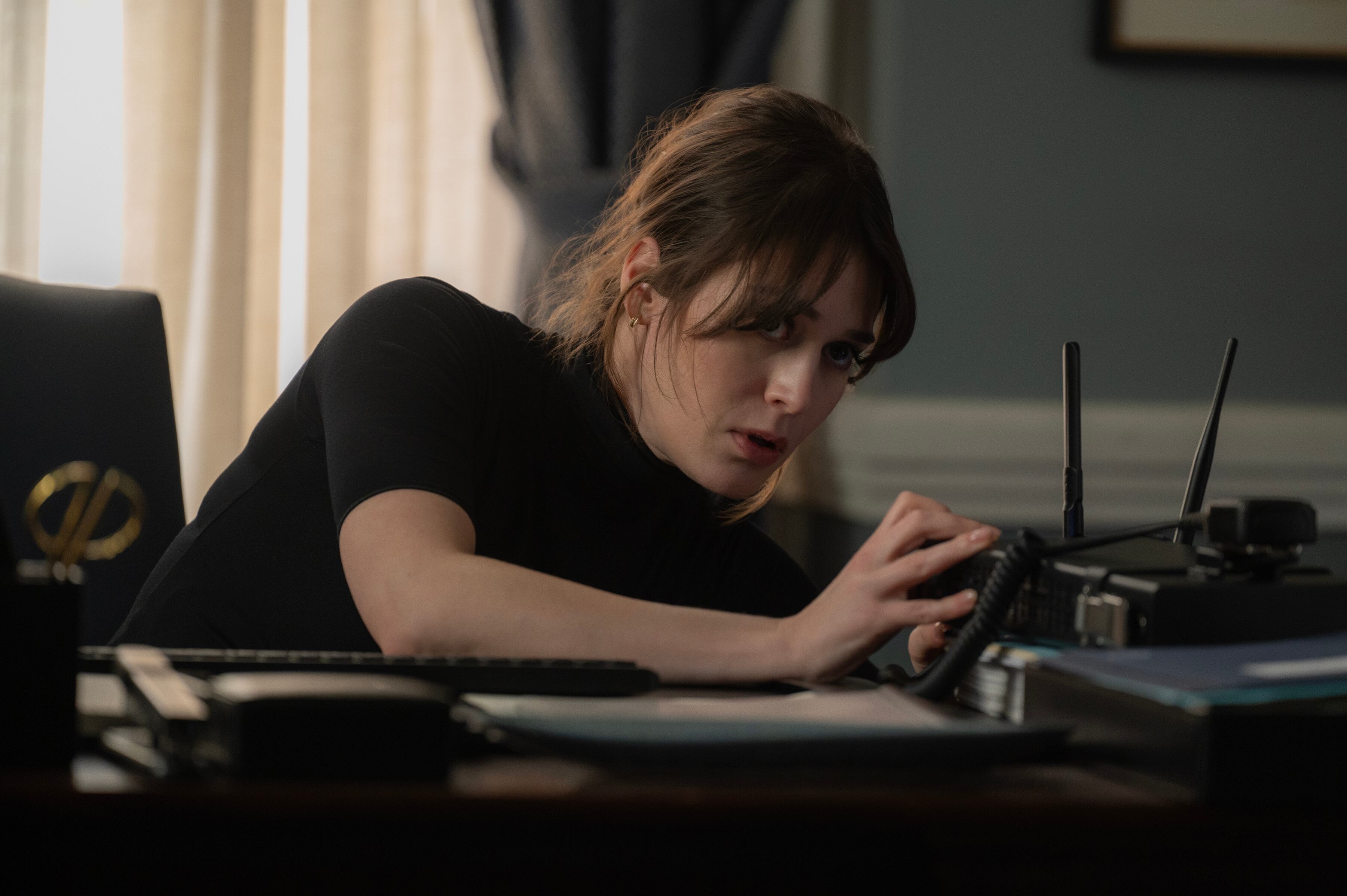 ZERO DAY. (L to R) Matthew Modine as Richard Dreyer and Lizzy Caplan as Alexandra Mullen in Episode 102 of Zero Day. Cr. Sarah Shatz/Netflix © 2024