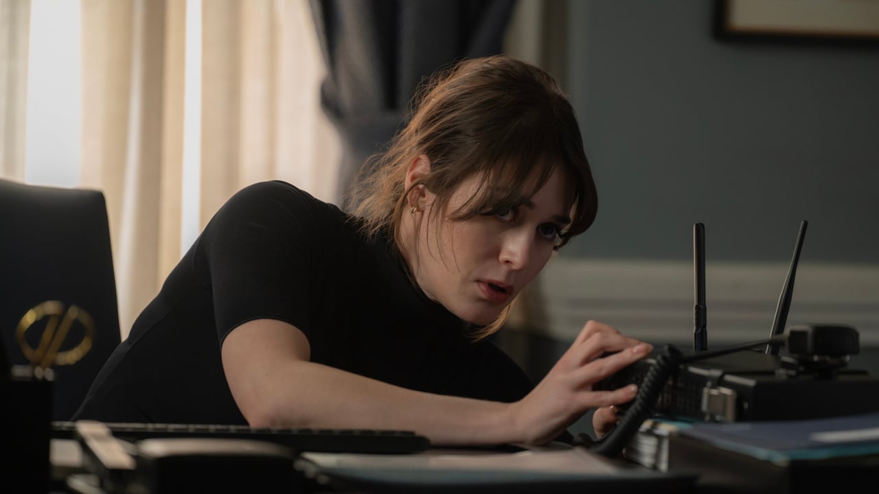 La serie Día cero es protagonizada por Robert De Niro con la participación de Angela Bassett, Jesse Plemons, Lizzy Caplan, Connie Britton, Joan Allen, Matthew Modine, Bill Camp, Dan Stevens y Gaby Hoffmann.