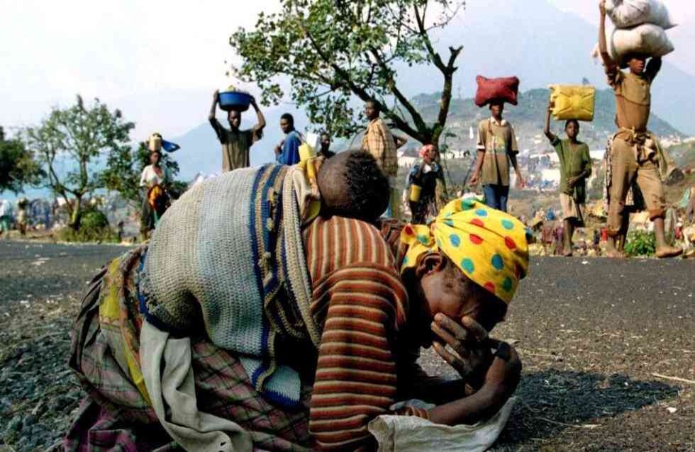 En esta emblemática foto, tomada el 28 de Julio de 1994, una mujer desplazada de Ruanda se derrumba con su bebé sobre la espalda a un lado de una carretera, camino del campo de refugiados de Kibumba, antiguo Zaire, hoy República democrática del Congo. Huía del genocidio en el que miembros de la etnia tutsi fueron asesinatos de forma sistemática por radicales de la etnia hutu. Foto: Reuters/Ulli Michel