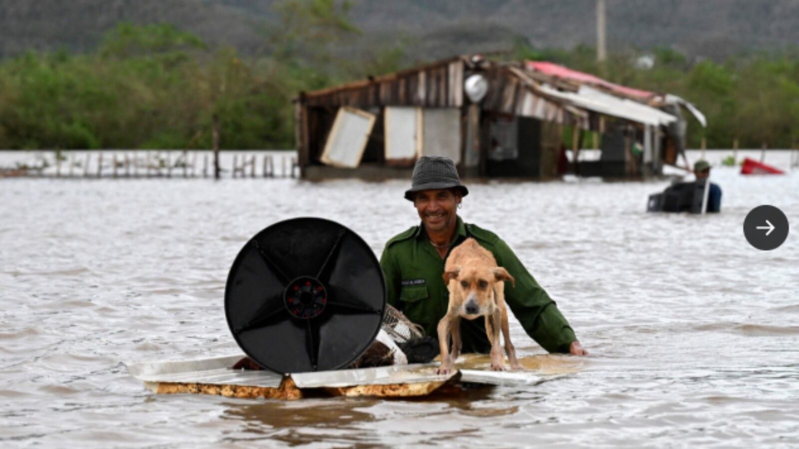 Un hombre rescató a su perro en una balsa improvisada durante las inundaciones causadas por el huracán Melissa