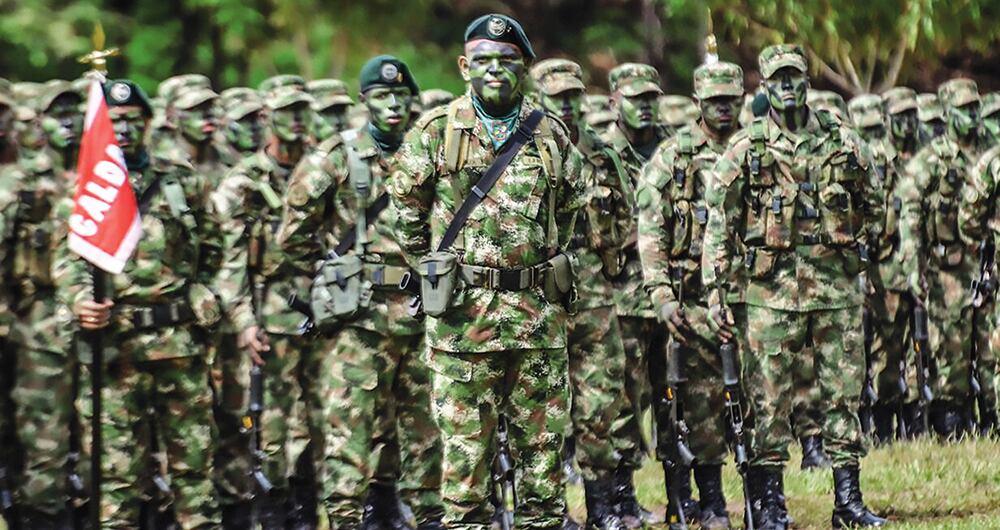 En un momento en el que extensos territorios del país están en manos de los narcotraficantes, hay más de 200.000 hectáreas sembradas de coca, y el Clan del Golfo y las disidencias son cada vez más poderosos, la Comisión de la Verdad ve necesario “transformar las Fuerzas Militares”. 