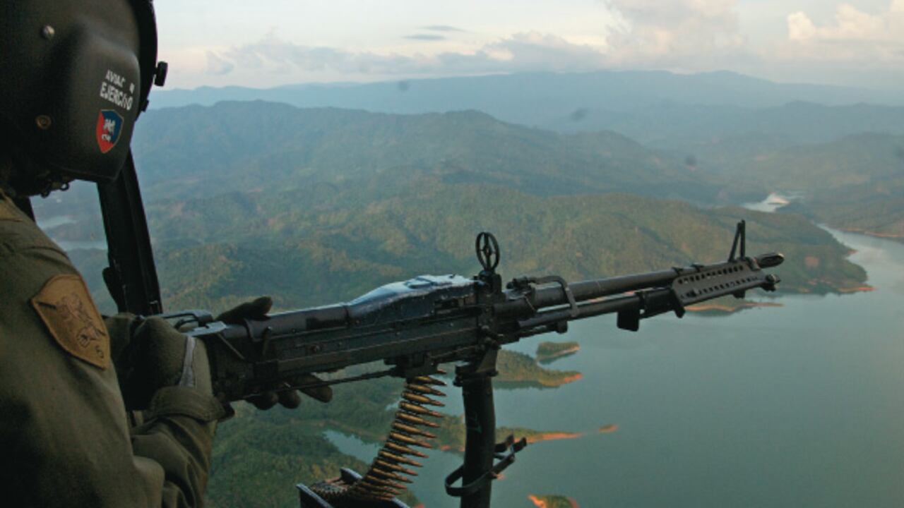Un helicóptero artillado sobrevuela la represa de Urrá. En la vasta región, la Fuerza de Tarea Conjunta del Nudo de Paramillo enfrenta desde hace tres años a varios frentes de las Farc y al cultivo de coca.