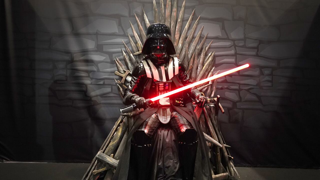 Un cosplayer vestido como Darth Vader durante el primer día de MCM Comic Con en el ExCel London en el este de Londres. Imagen fecha: viernes 22 de octubre de 2021