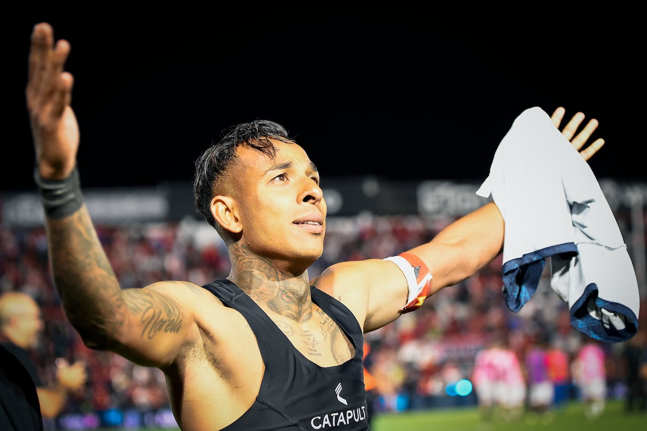 CORDOBA, ARGENTINA - NOVEMBER 5: Sebastian Villa of Independiente Rivadavia (R) celebrates with a teammate after winning in the Copa Argentina 2025 final match between Independiente Rivadavia and Argentinos Juniors at Monumental Presidente Peron on November 5, 2025 in Cordoba, Argentina. (Photo by Cesar Heredia/Getty Images)
