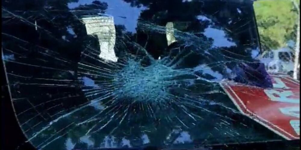 Un bus escolar fue víctima de ataques durante intento de robo en Cali.