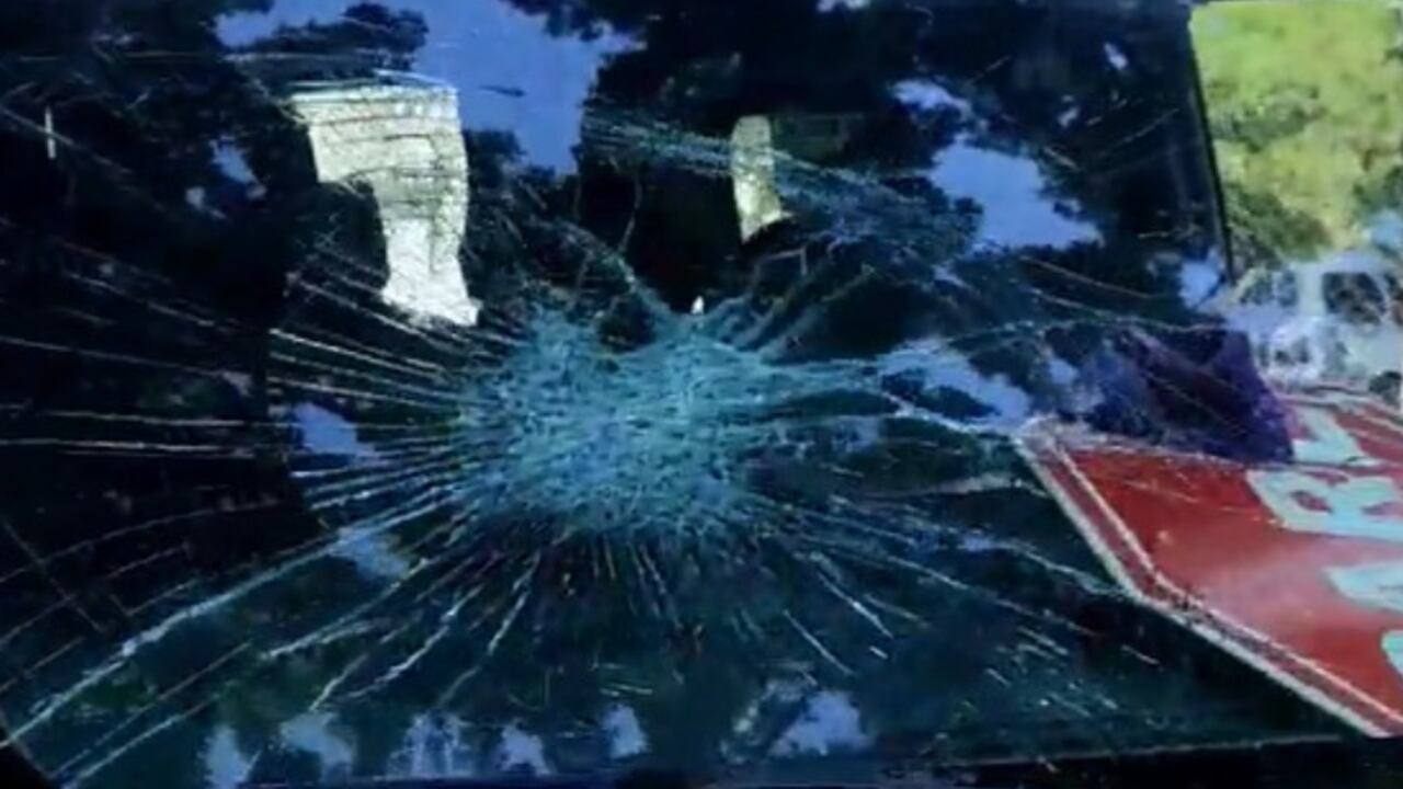 Un bus escolar fue víctima de ataques durante intento de robo en Cali.