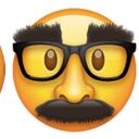 Emoticón ‘cara disfrazada’