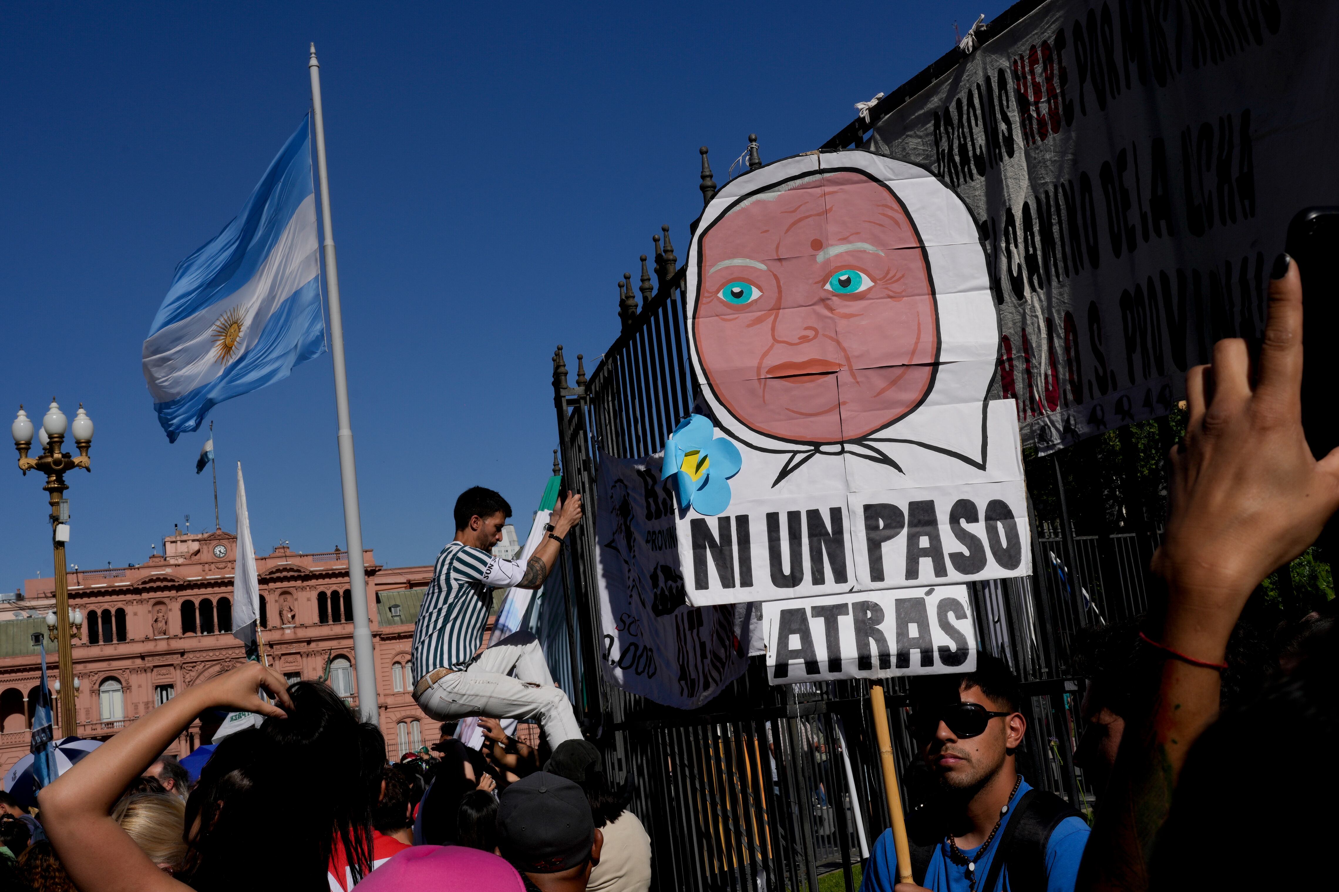 “Alerta, alerta, alerta que están vivos todos los ideales de los desaparecidos”, gritaban durante el recorrido, que también contó con la presencia de sindicalistas, dirigentes políticos y organizaciones de trabajadores de la economía popular.