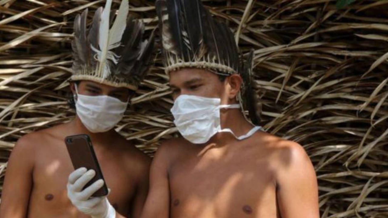 El Amazonas es el principal medio de comunicación para las poblaciones locales y, por tanto, el canal por el que ha llegado la enfermedad a muchas comunidades en la región.