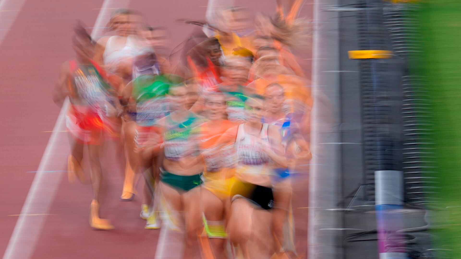 Atletas compiten en los 5.000 metros femeninos en el Campeonato Mundial de Atletismo, en Tokio, el jueves, 18 de septiembre de 2025.