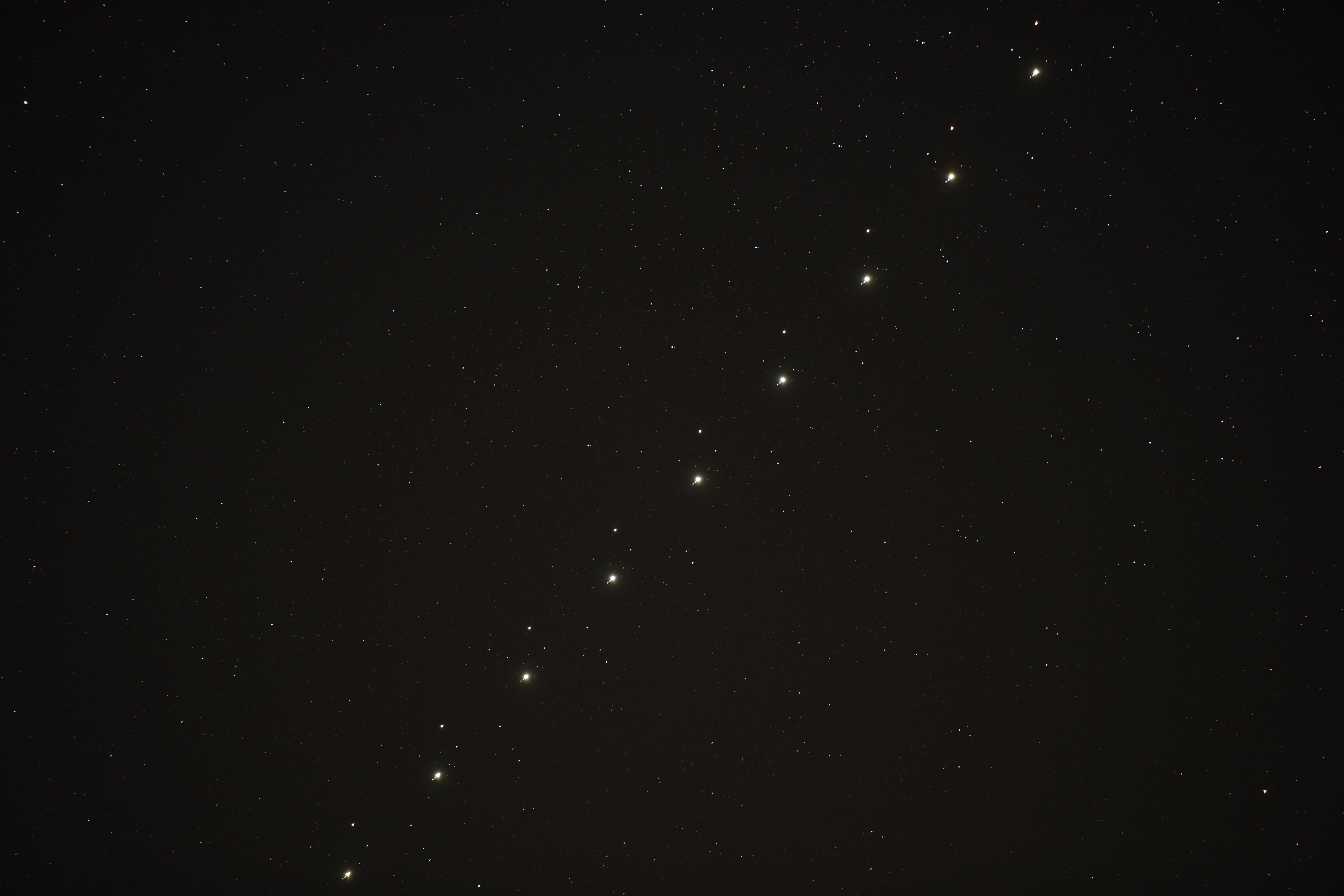 La imagen es una composición de 9 fotografías de cronómetro de intervalos para mostrar la trayectoria ascendente de los planetas) Los planetas Marte y Júpiter se ven en conjunto en el cielo