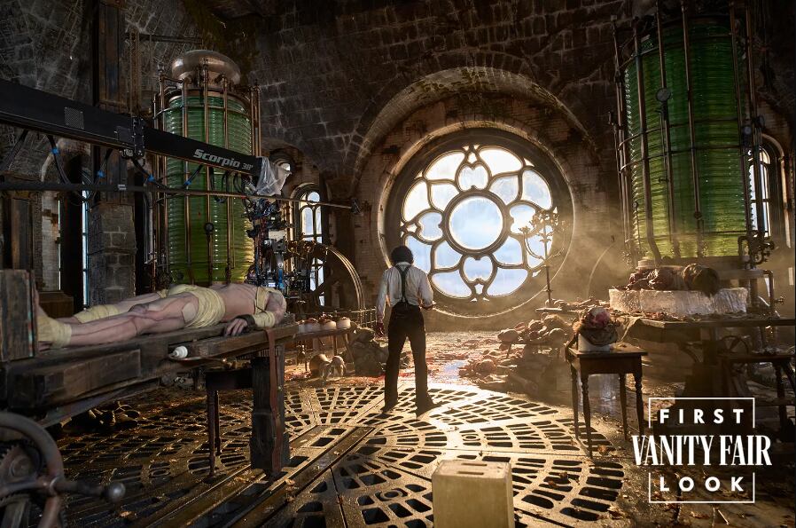 La imagen revelada de Frankenstein muestra al doctor y la criatura en un ambiente oscuro, con la luz entrando a través de una ventana que resalta la tensión entre ambos.