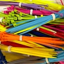 Las bridas de plástico son buenas para asegurar y proteger la maleta de viaje.