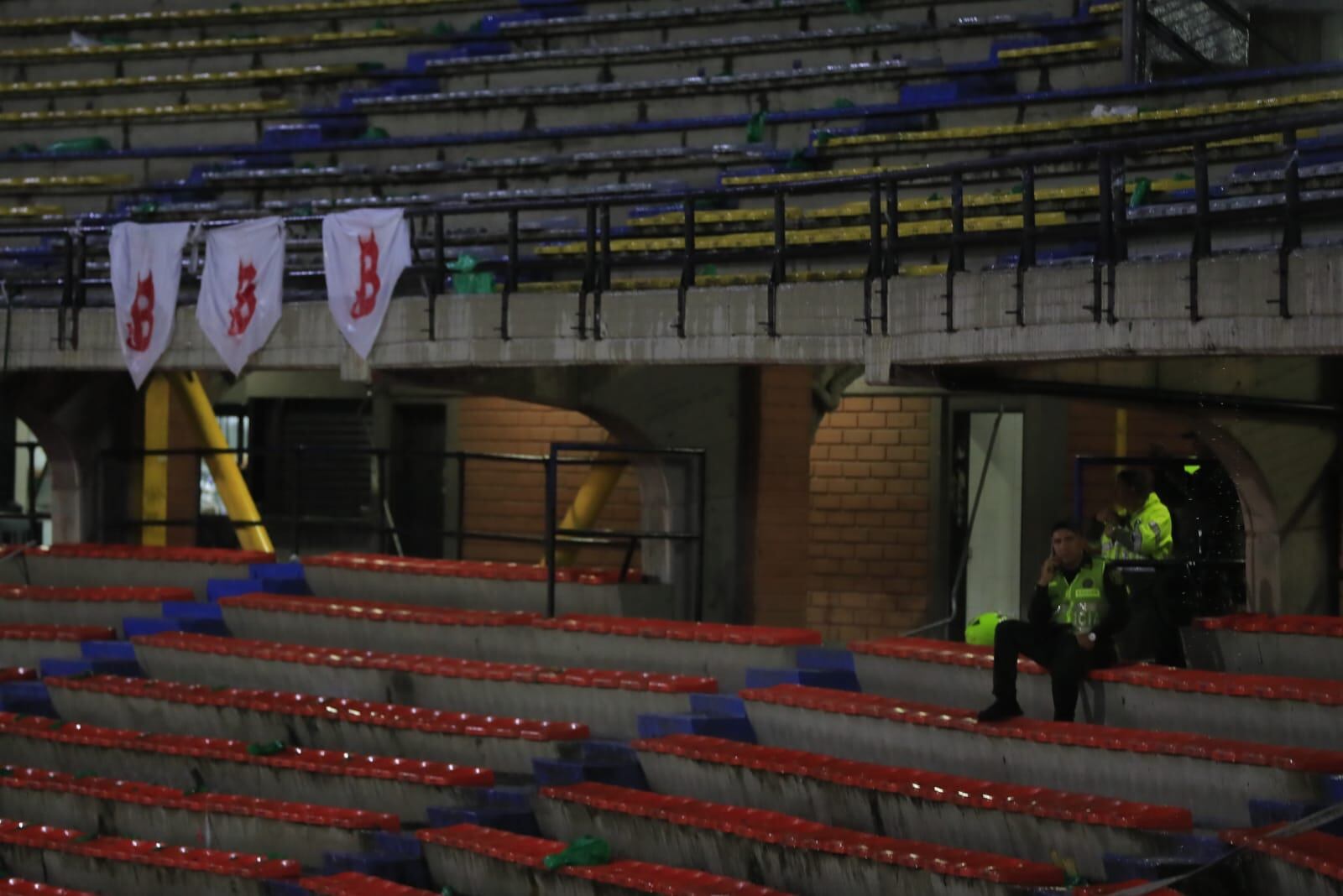 Policías descansan luego de los desmanes en el Atanasio