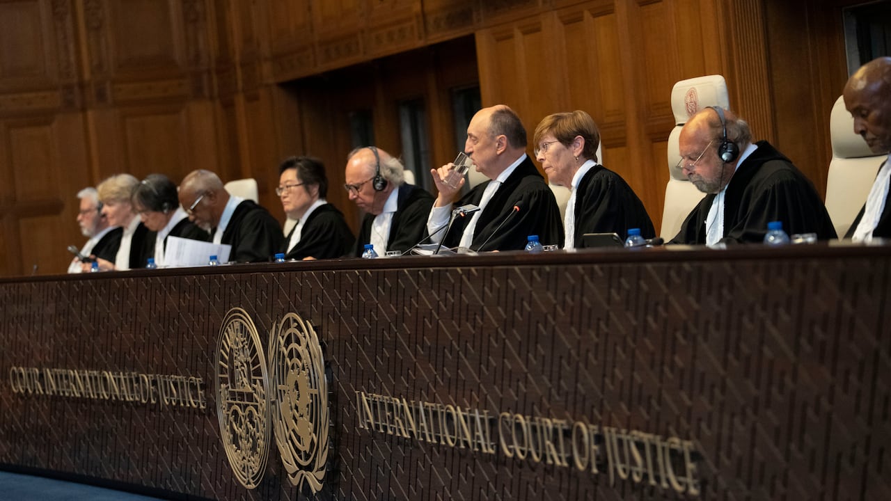 La jueza presidente Joan Donoghue, tercera a la derecha, ingresa al Tribunal Mundial en La Haya, Países Bajos, el jueves 13 de julio de 2023, donde el tribunal supremo de las Naciones Unidas dicta su sentencia en una larga disputa fronteriza marítima entre Nicaragua y Colombia.