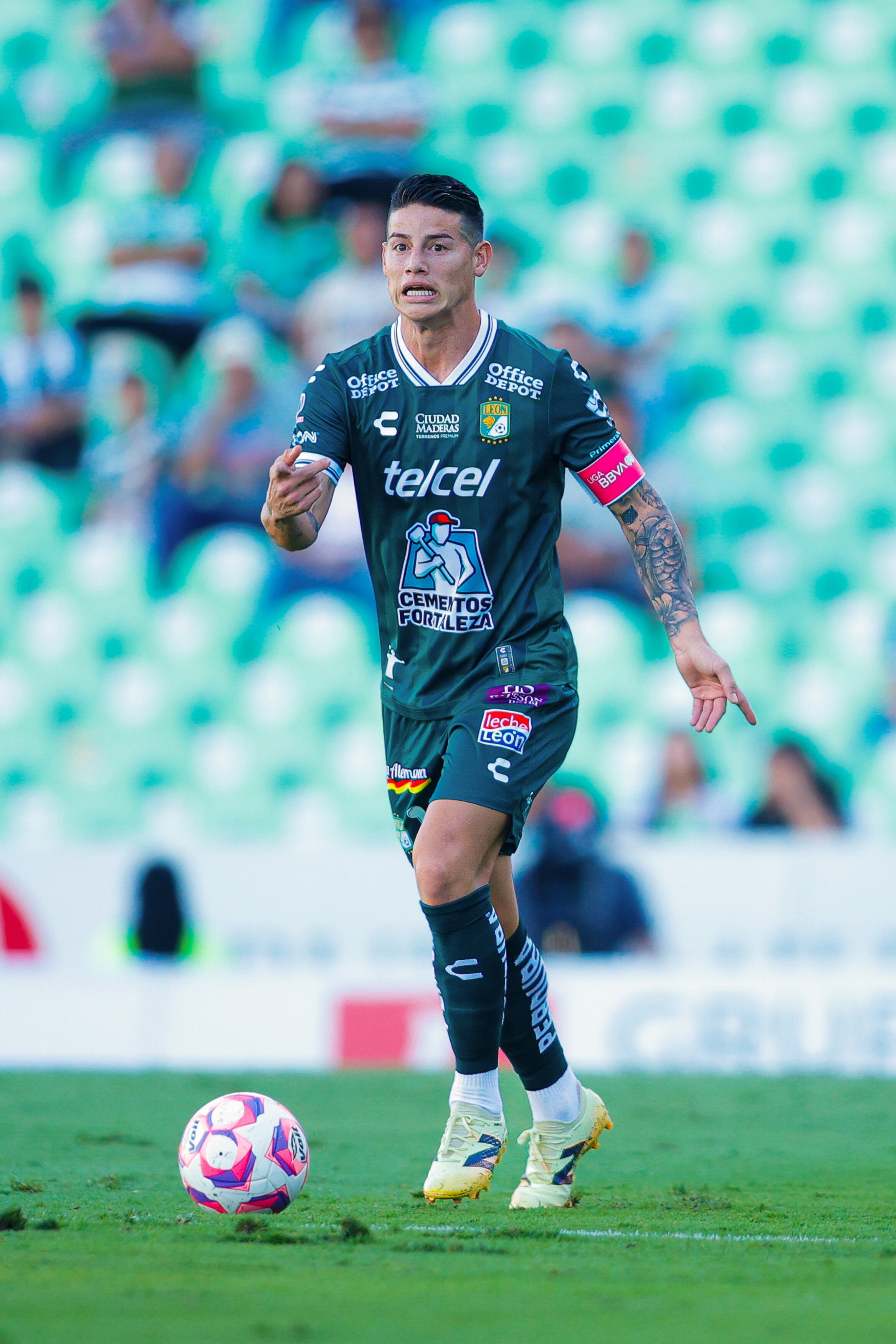 James Rodríguez llevando la cinta de capitán de Club León