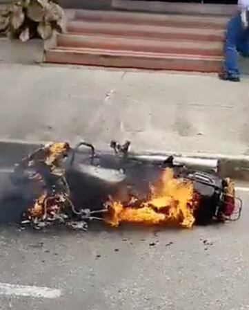Moto quemada en Bucaramanga.