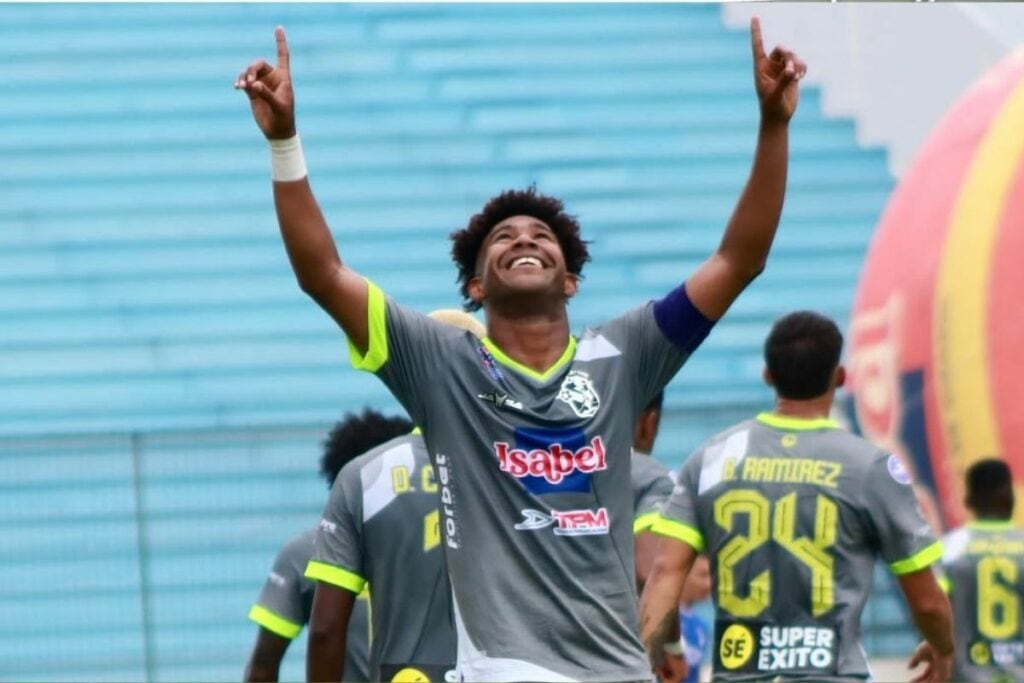 Daniel Valencia con el Manta FC.