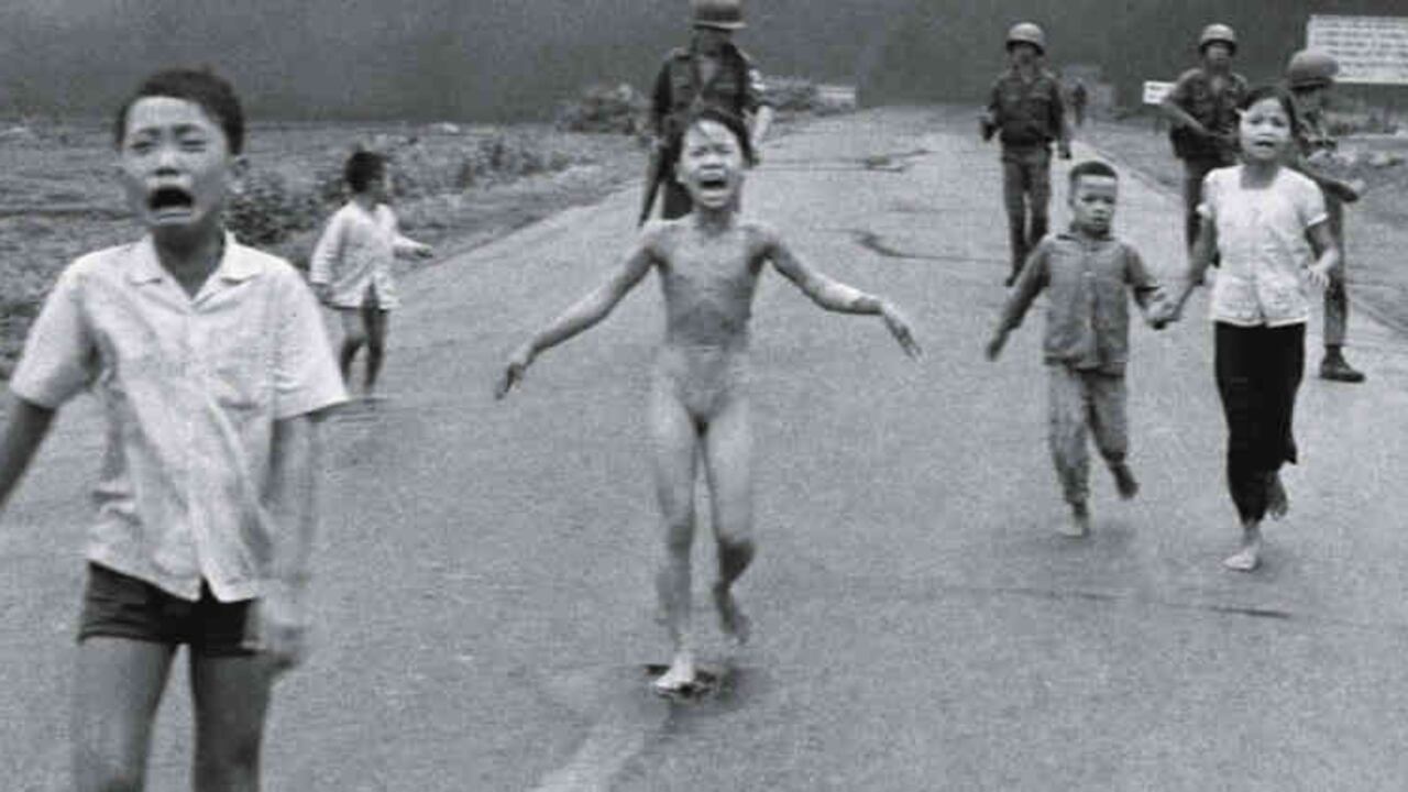 La foto de “La niña del Napalm” fue tomada exactamente después de un ataque de las fuerzas estadounidenses cerca de la ciudad de Saigón, Vietnam.