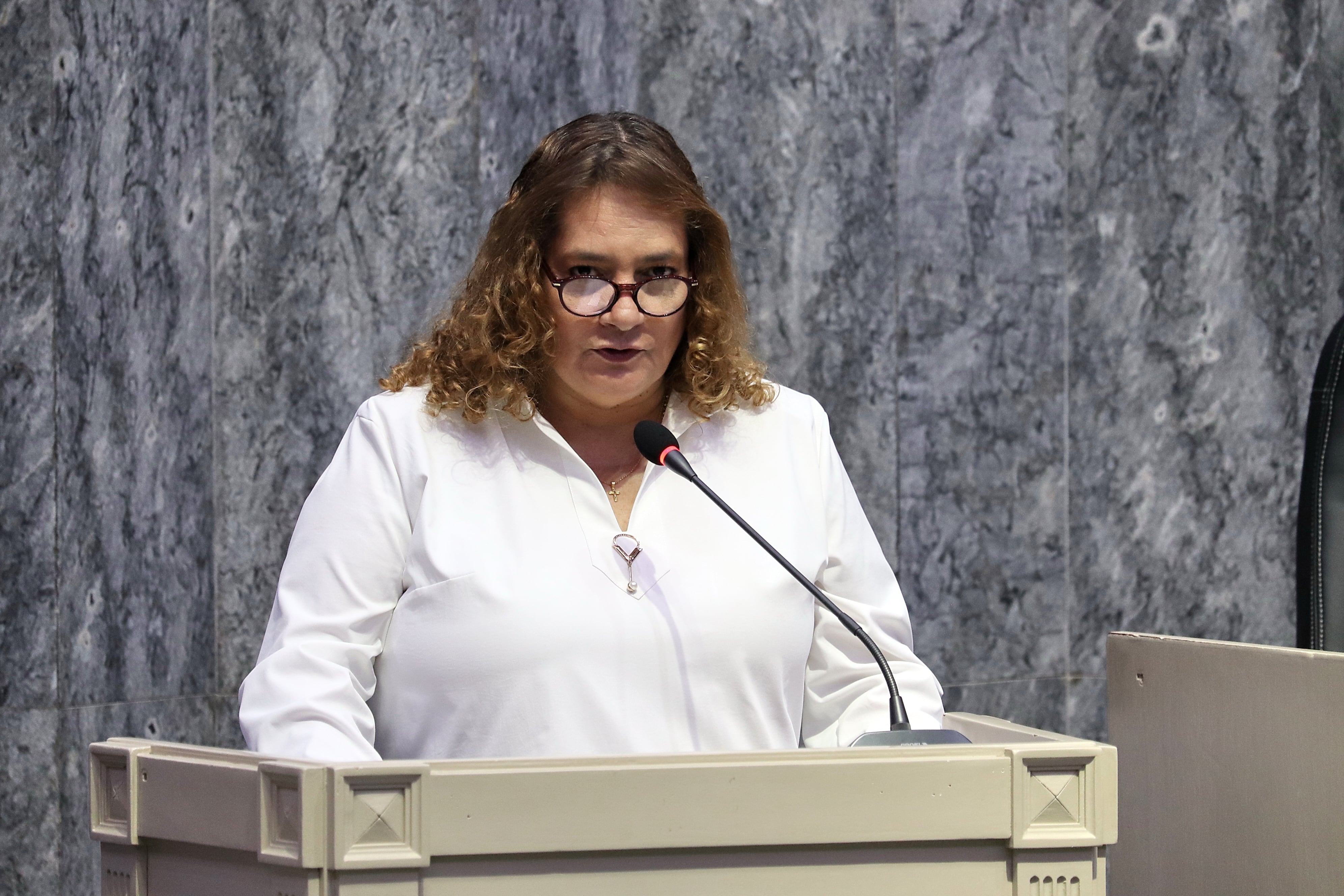 Condecoración al diario El País por sus 75 años en cabeza de su gerente general Carolina Escrucería y la directora Victoria Eugenia Perea.