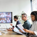 Diversos empleados de la empresa que tienen videollamadas de conferencias de negocios en línea en el monitor de pantalla de televisión en la sala de reuniones de la junta. Presentación de videoconferencia, concepto de capacitación corporativa de grupo virtual global.