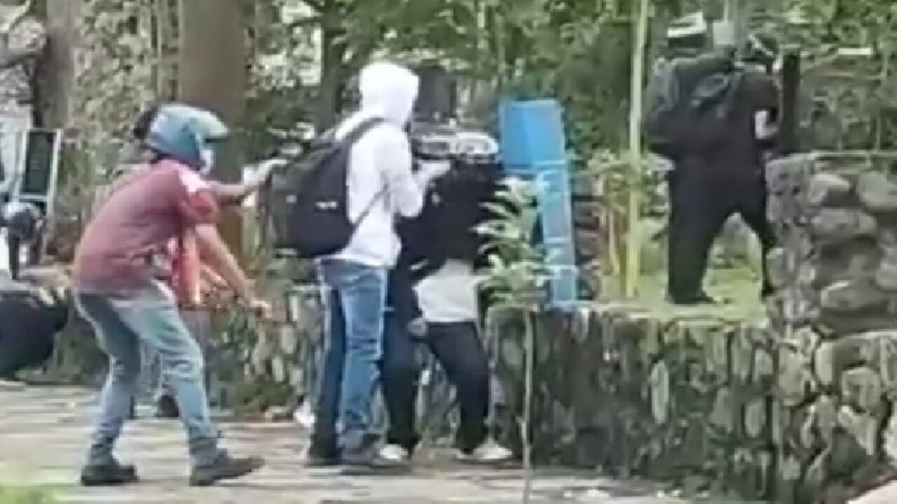 Encapuchados se enfrentaron con la fuerza pública en Popayán.