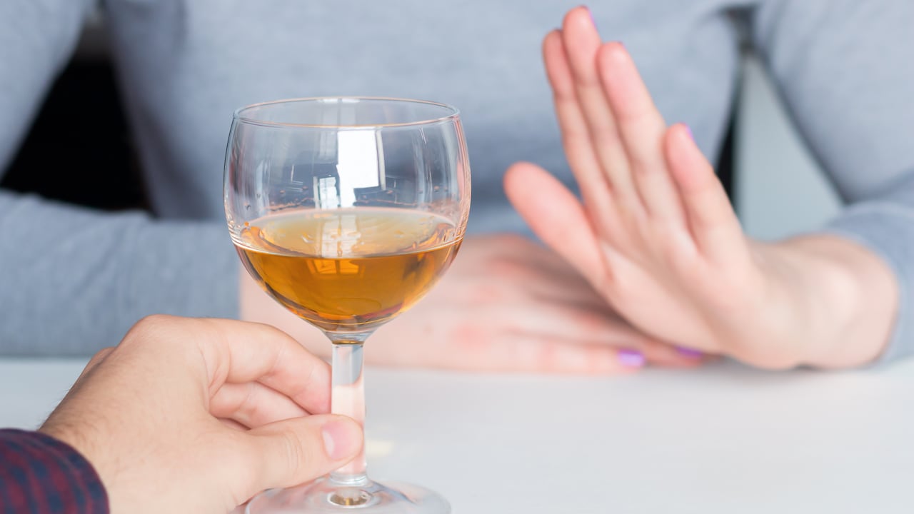 El consumo de bebidas embriagantes es perjudicial para la salud. Getty Images.