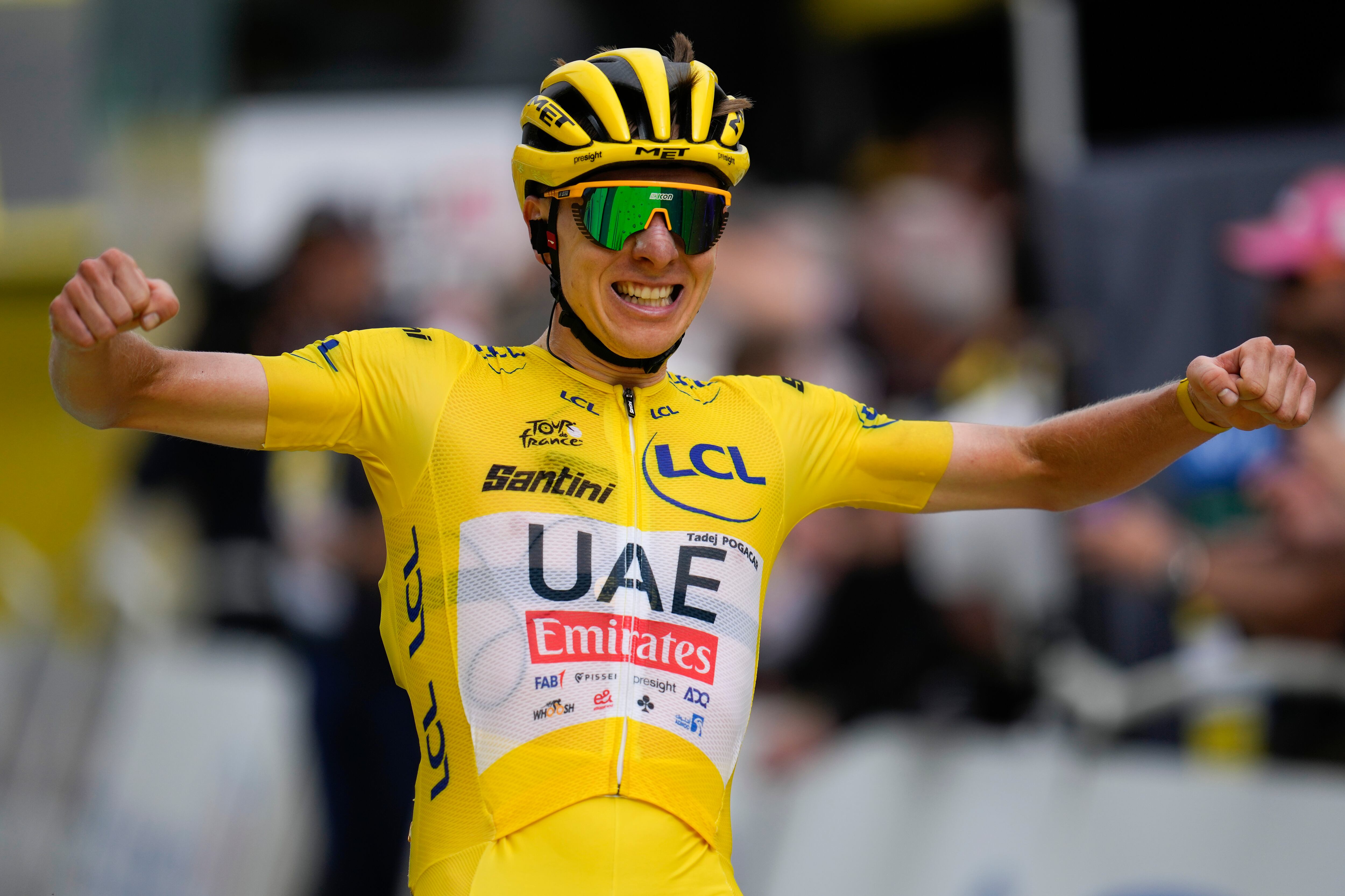 El esloveno Tadej Pogacar, ganador de la etapa, vestido con el maillot amarillo de líder general, celebra al cruzar la línea de meta durante la decimocuarta etapa del Tour de Francia, carrera ciclista de 151,9 kilómetros (94,4 millas) con salida en Pau y llegada en Saint-Lary-Soulan. Pla d'Adet, Francia, sábado 13 de julio de 2024. (Foto AP/Jerome Delay)