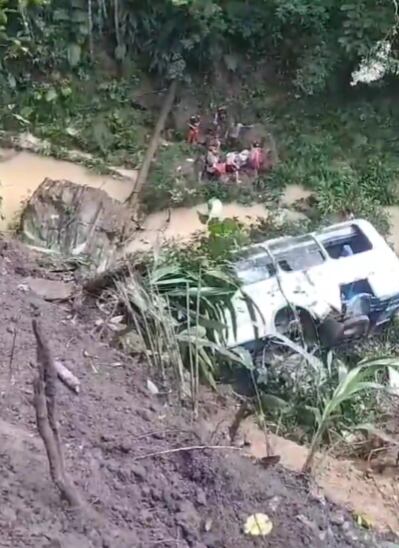 El bus rodó varios metros y estuvo a punto de caer a un río.
