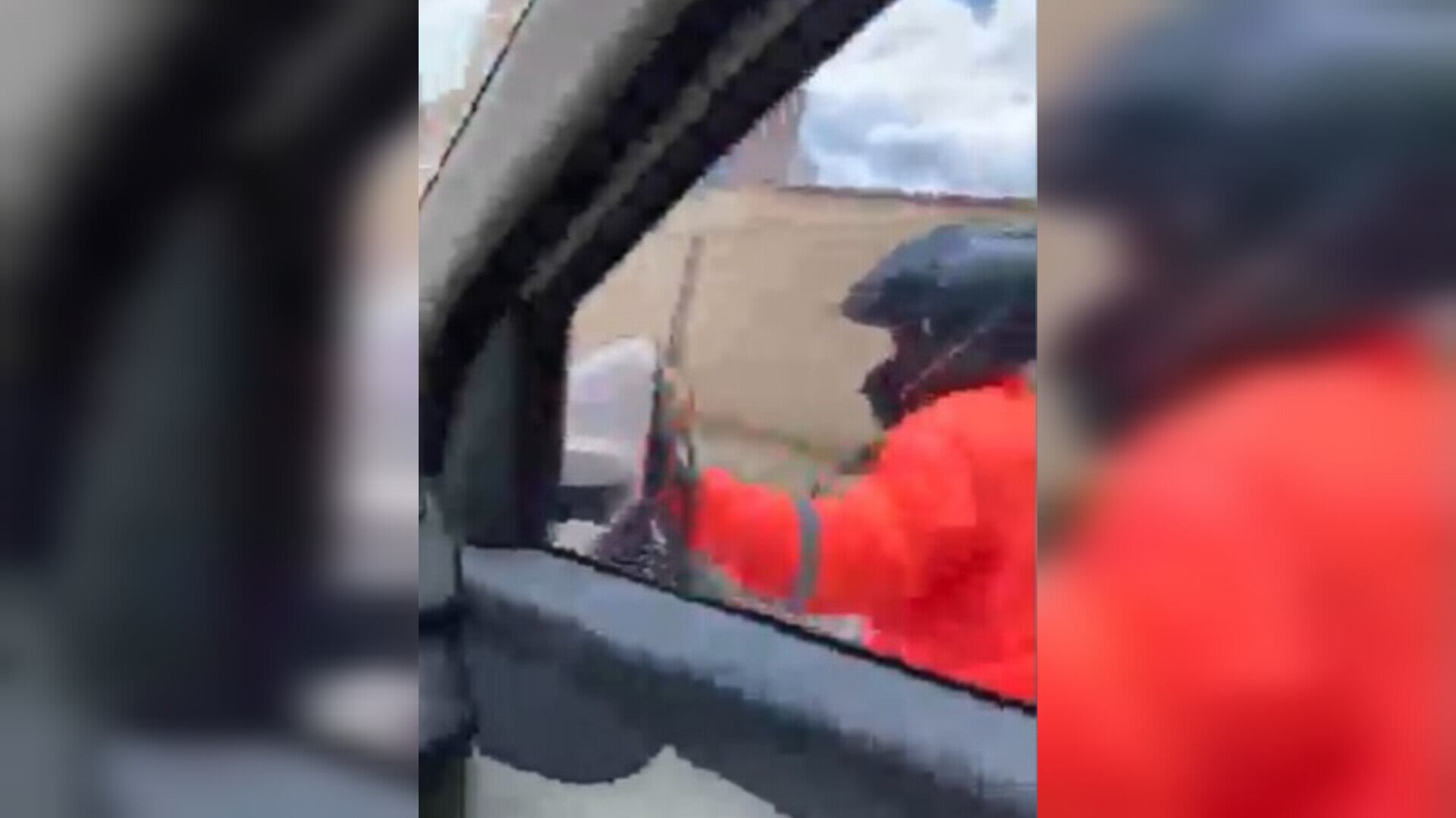 Domiciliarios de Rappi atacan a un vehículo de carga.