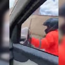 Domiciliarios de Rappi atacan a un vehículo de carga.