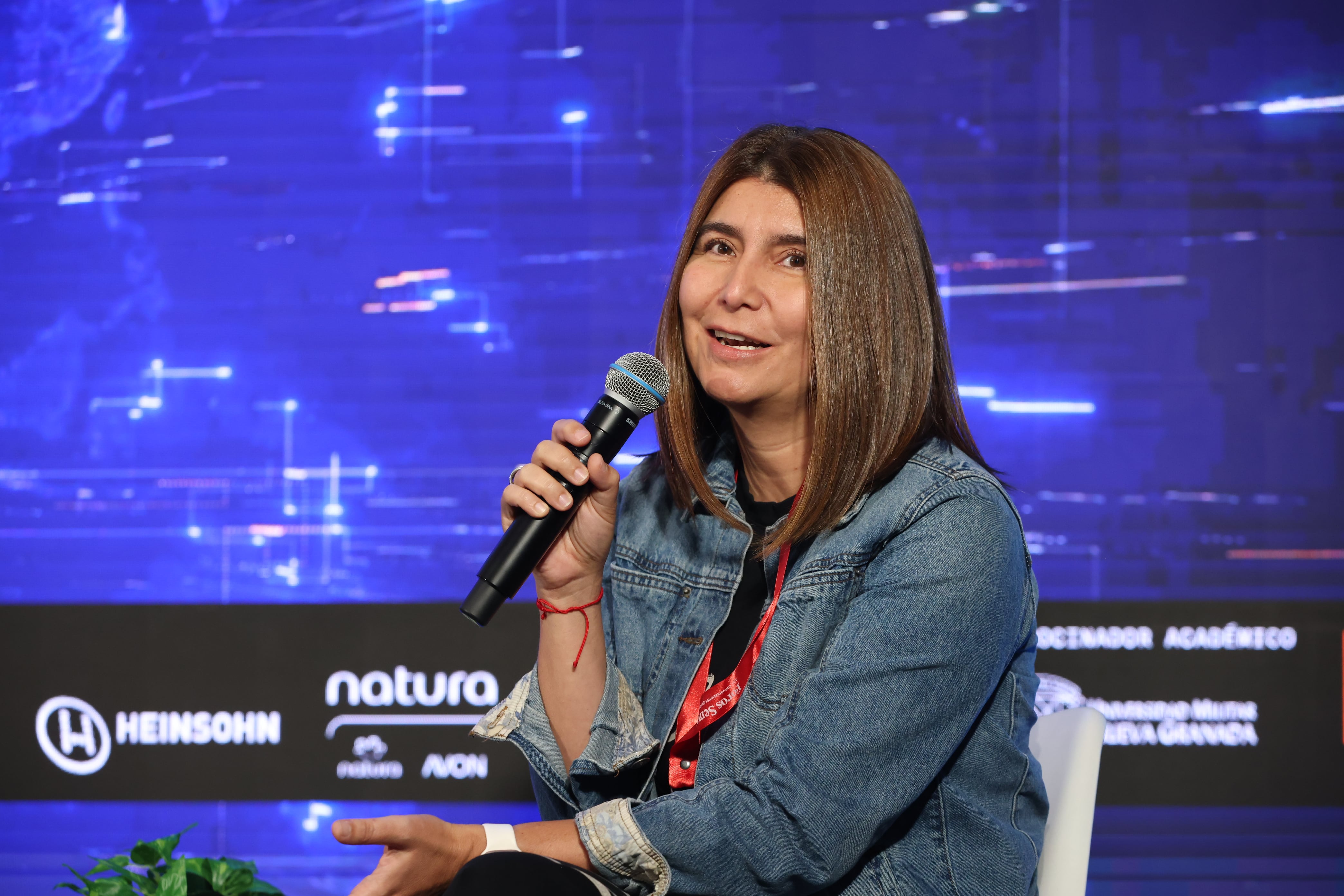 Foro Inteligencia Artificial
Más allá del hype
Miércoles 12 de agosto de 2026 

LA GRAN PREGUNTA | Cuando todos tienen IA, ¿dónde está la ventaja competitiva?
Objetivo: Analizar qué está diferenciando a las organizaciones que están capturando valor real de la
inteligencia artificial de aquellas que apenas la están incorporando. La conversación buscará identificar
cómo están cambiando la toma de decisiones, la gestión del talento, los modelos de negocio y la
capacidad de ejecución, así como las nuevas ventajas competitivas que están emergiendo en un
entorno donde el acceso a la tecnología es cada vez más universal.


Ingeniera Astrid Rubiano Fonseca Ph. D. vicerrectoría de Investigaciones en la Universidad
Militar Nueva Granada.
Samuel Eduardo Jiménez Santafé, chief technology officer de Heinsohn Business
Technology
Rachid Nader, secretario jurídico de la Gobernación del Atlántico
Ana María Tobar, gerente de Tecnología de Colsubsidio
Modera: María José Echeverri, co-founder at Colombia Tech Week
