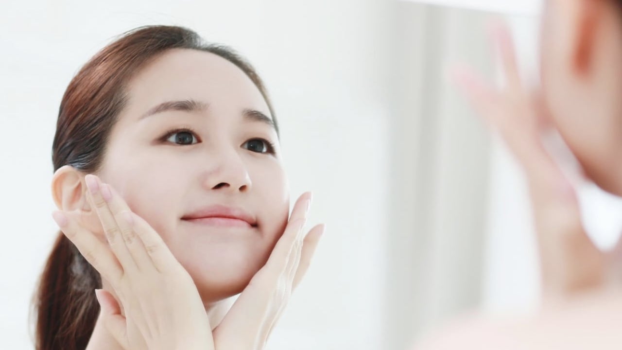 Aunque existen algunos productos de belleza que pueden ayudar en ese proceso de cuidado de la piel, el consumo de algunas vitaminas pueden contribuir en el propósito de mantenerla radiante y hermosa ante los agentes contaminantes del ambiente.