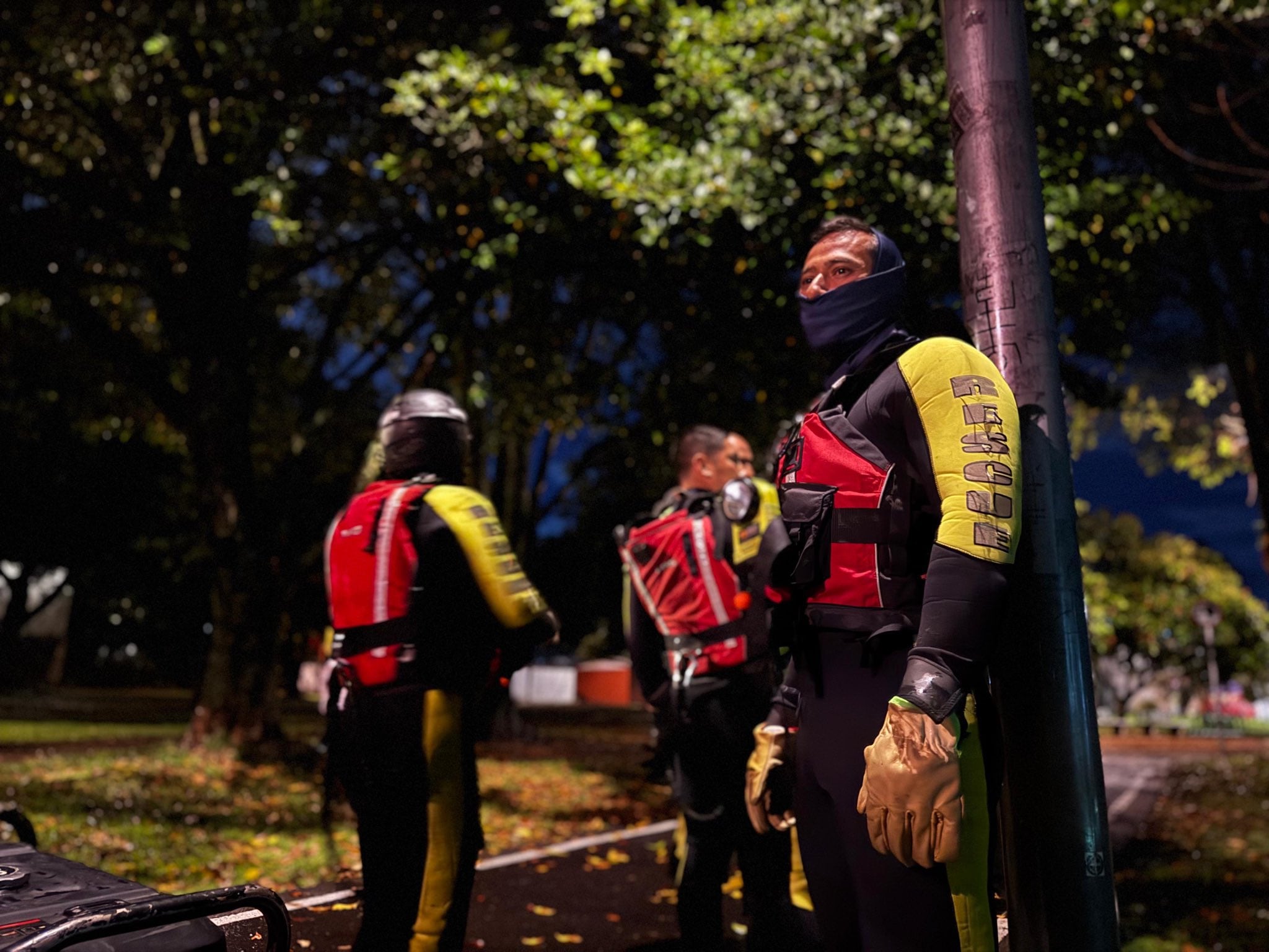 Bomberos de Bogotá realizaron la búsqueda de la persona que cayó al caño con su camioneta.